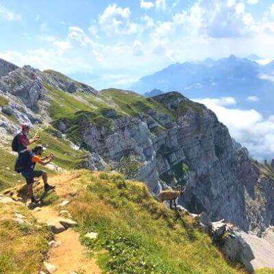 Rando_La Tournette_Haute Savoie_ Des randonneurs capturent le cliché d'un habitant local