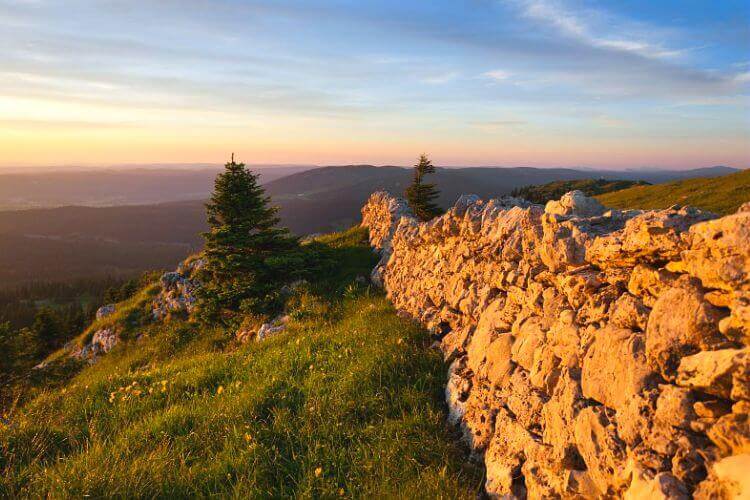 Randonnée la Dôle - Jura Suisse - Mur de pierre sous le couché de soleil.