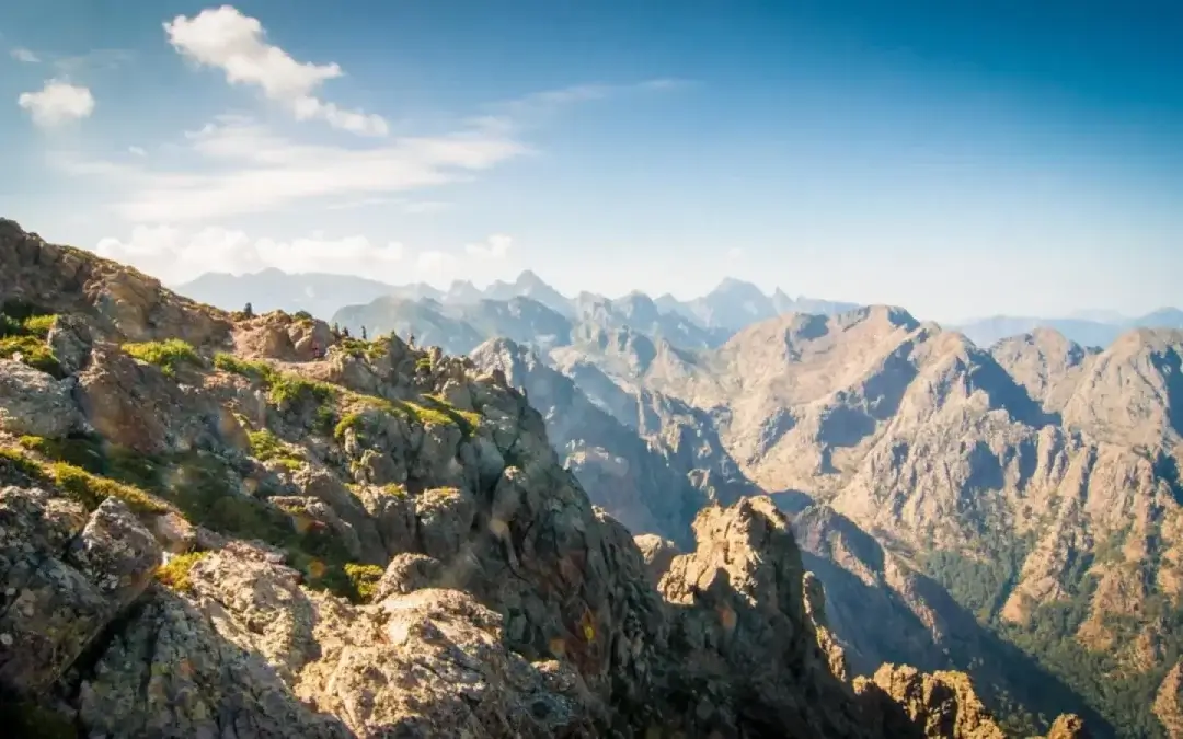 Panorama depuis une crête rocheuse du GR20 en Corse