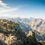 Panorama depuis une crête rocheuse du GR20 en Corse