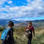 Randonneurs face au panorama en moyenne montagne