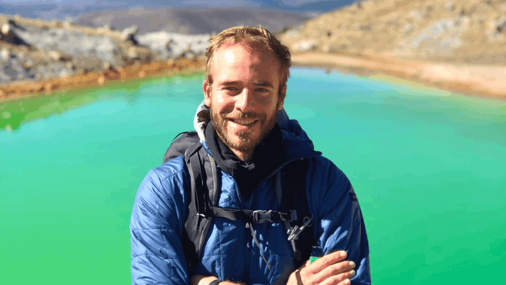 Julien Callet, fondateur de WhyTrek, en montagne au bord d'un lac
