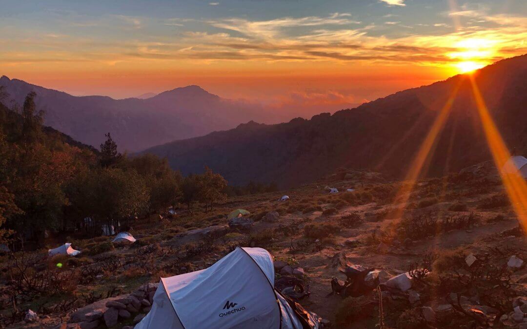 Tente de bivouac au coucher du soleil au refuge d'Ortu di u Piobbu sur le GR20