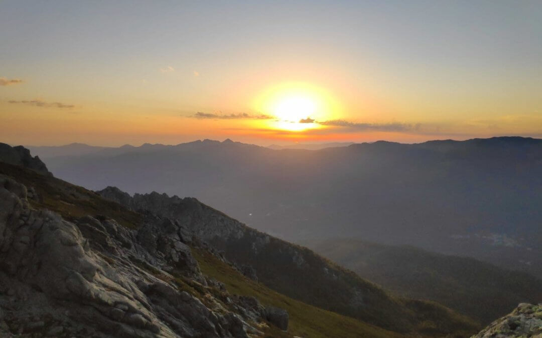 Coucher de soleil sur les crêtes du GR20, lumière de fin de journée évoquant la météo changeante en montagne