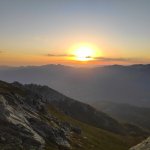 Coucher de soleil sur les crêtes du GR20, lumière de fin de journée évoquant la météo changeante en montagne