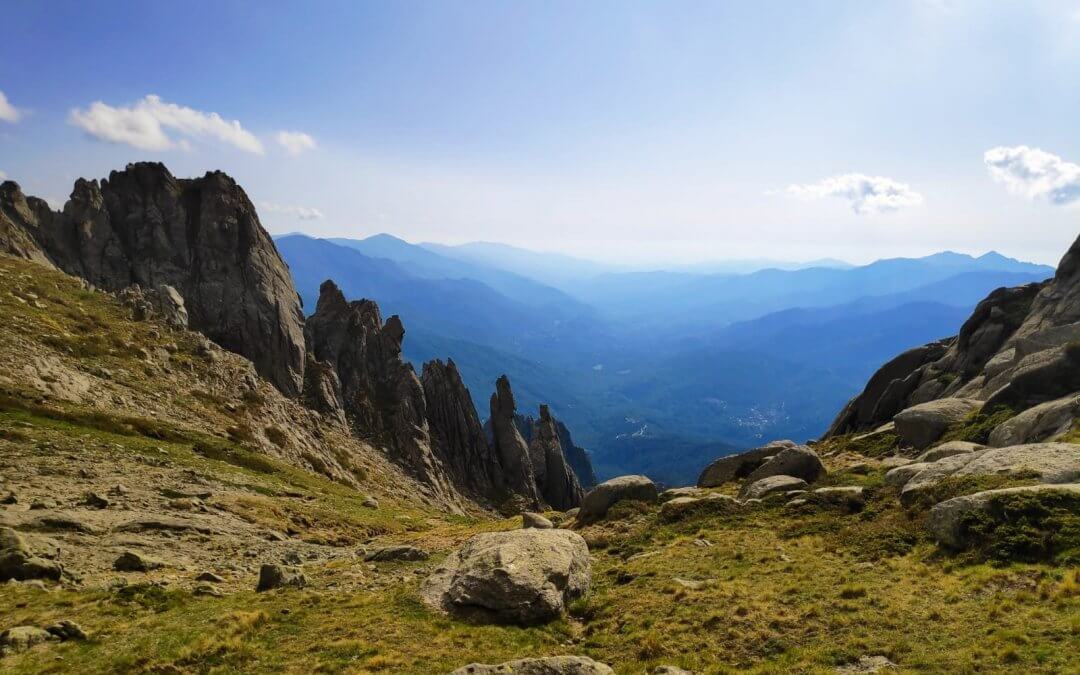 Panorama sur les crêtes et sommets granitiques du GR20 en Corse, illustrant le parcours nord-sud