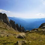 Panorama sur les crêtes et sommets granitiques du GR20 en Corse, illustrant le parcours nord-sud