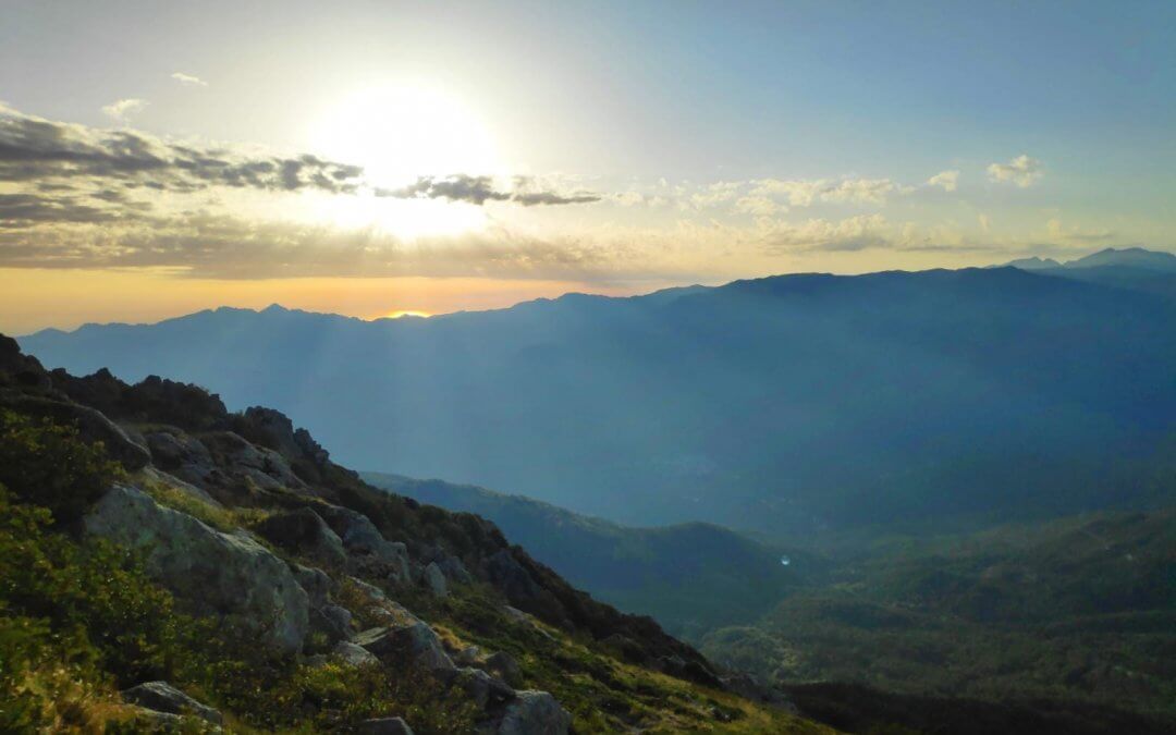 Sommets du GR20 baignés de lumière, ambiance de la traversée de la Corse