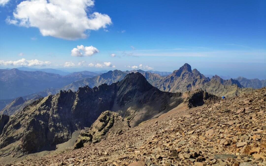 Terrain minéral de haute montagne vers le Monte Cinto sur le GR20, exigeant une bonne préparation physique