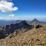 Terrain minéral de haute montagne vers le Monte Cinto sur le GR20, exigeant une bonne préparation physique