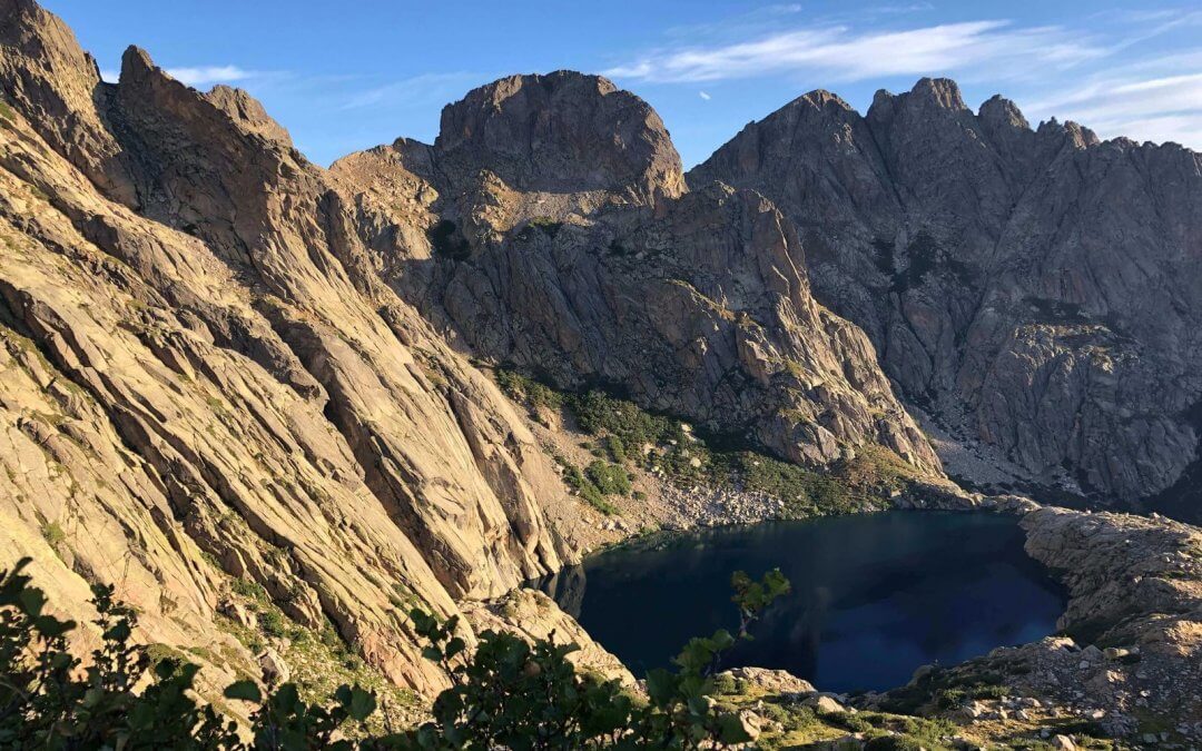 Sentier rocheux et exposé au passage du col de Manganu sur le GR20, terrain engagé de la traversée