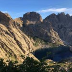 Sentier rocheux et exposé au passage du col de Manganu sur le GR20, terrain engagé de la traversée