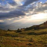 Alpages du Jura baignés d'une lumière rasante en fin de journée
